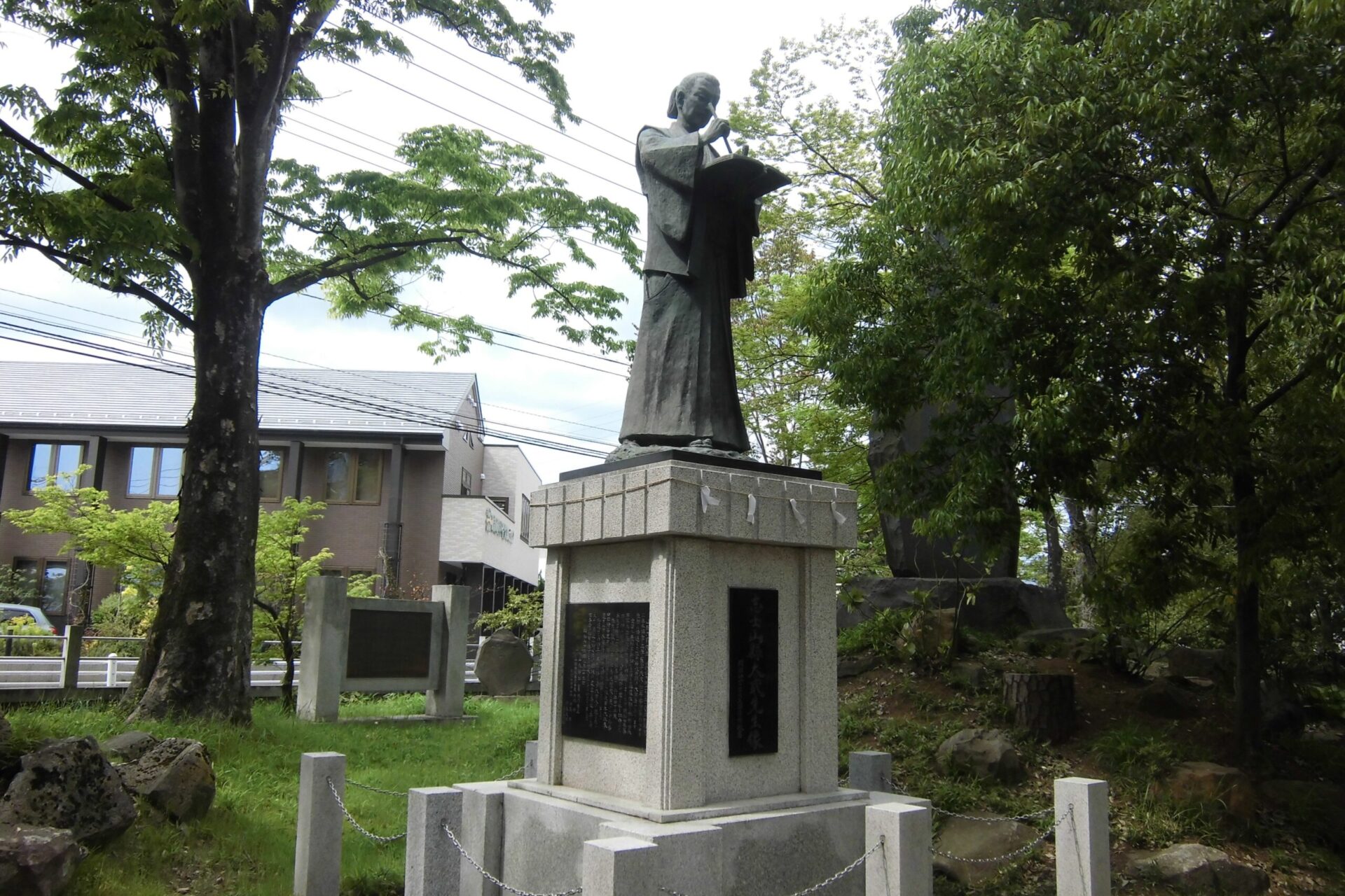山県大弐銅像（山県神社）